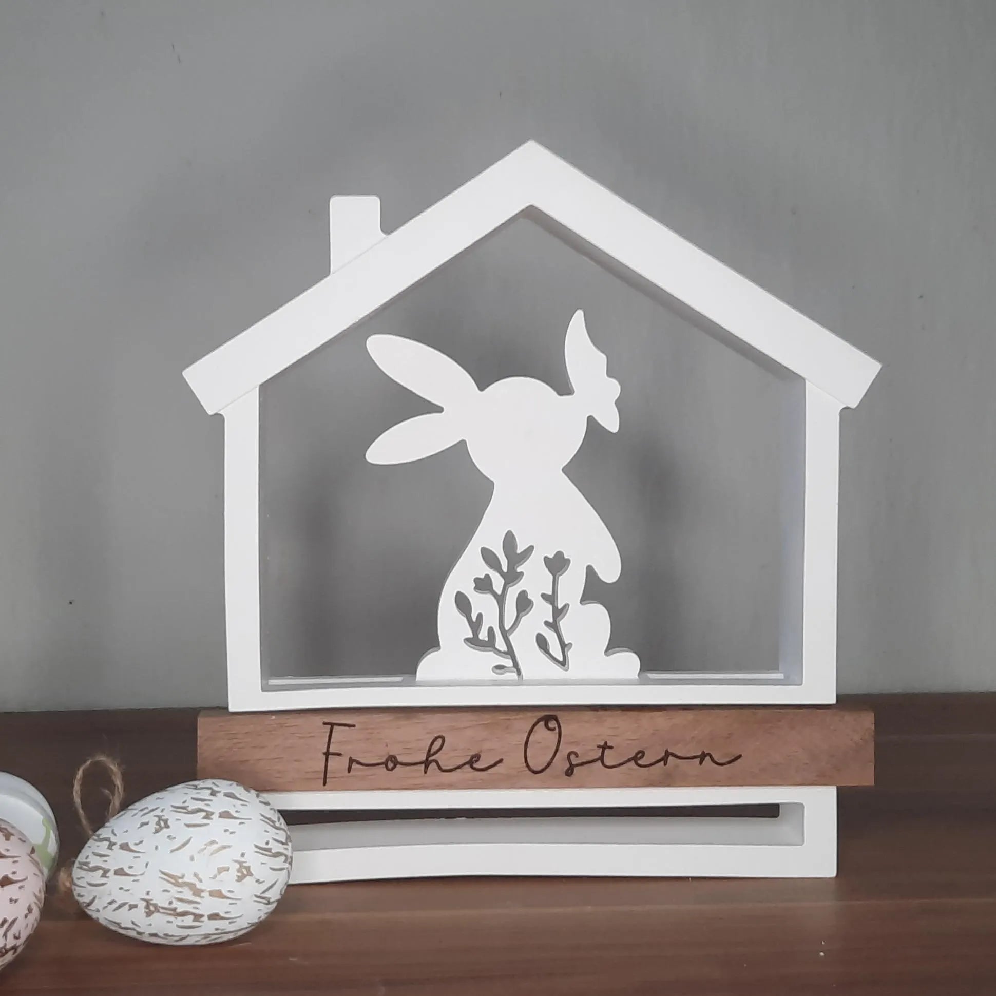 Osterhasen Dekohaus mit Gravur "Frohe Ostern" – Holz Osterdeko – Hasenfigur im Haus – modernes Ostergeschenk – Frühlingsdeko Tisch