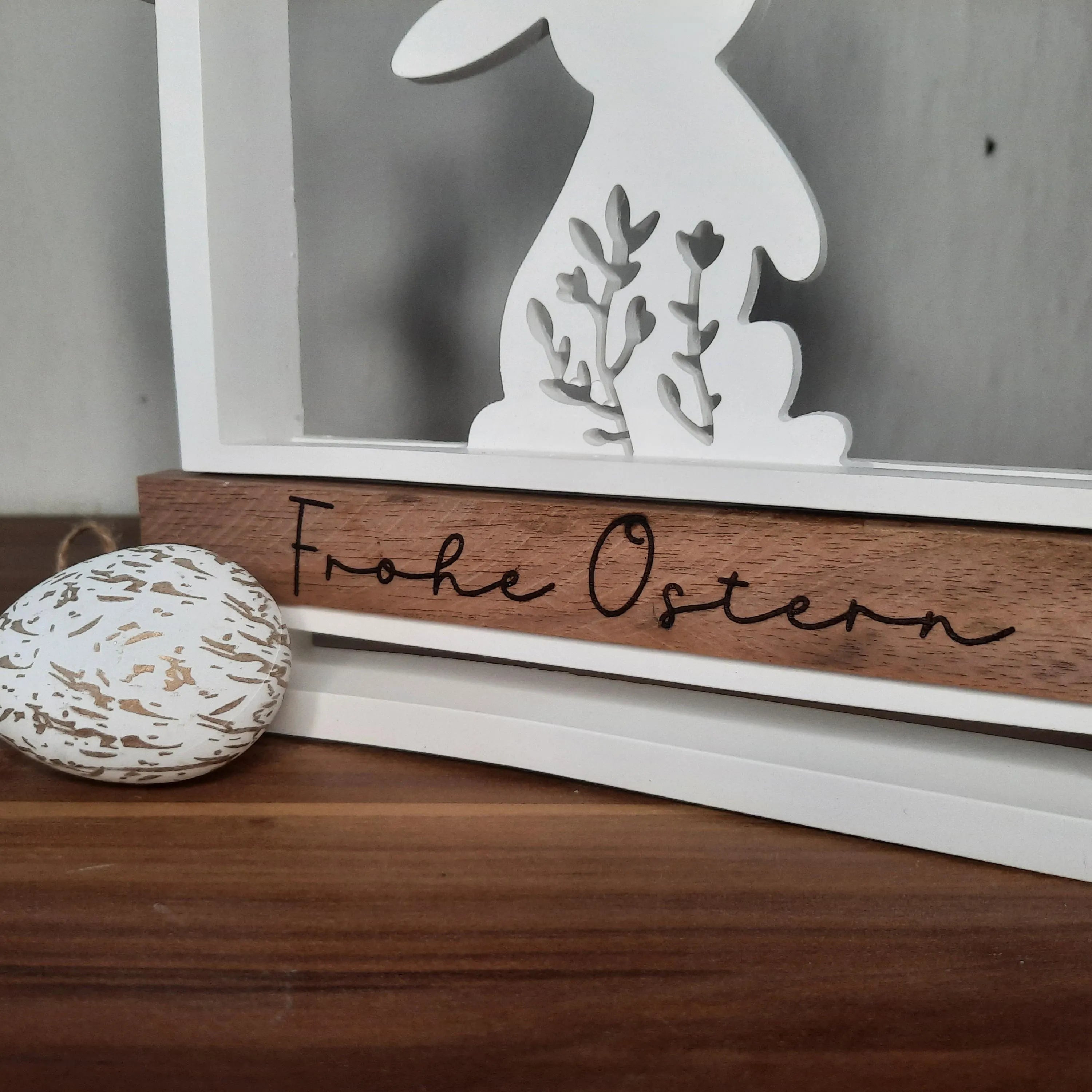 Osterhasen Dekohaus mit Gravur "Frohe Ostern" – Holz Osterdeko – Hasenfigur im Haus – modernes Ostergeschenk – Frühlingsdeko Tisch