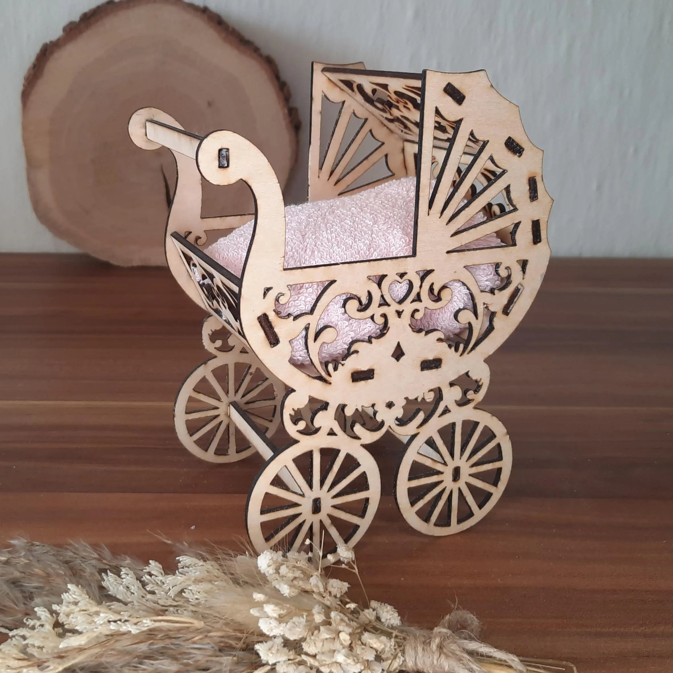 Deko Holzkinderwagen mit Waschlappen & Geschenkanhänger – Geschenk zur Geburt oder Taufe – Baby Deko Holz – Babyshower Geschenk
