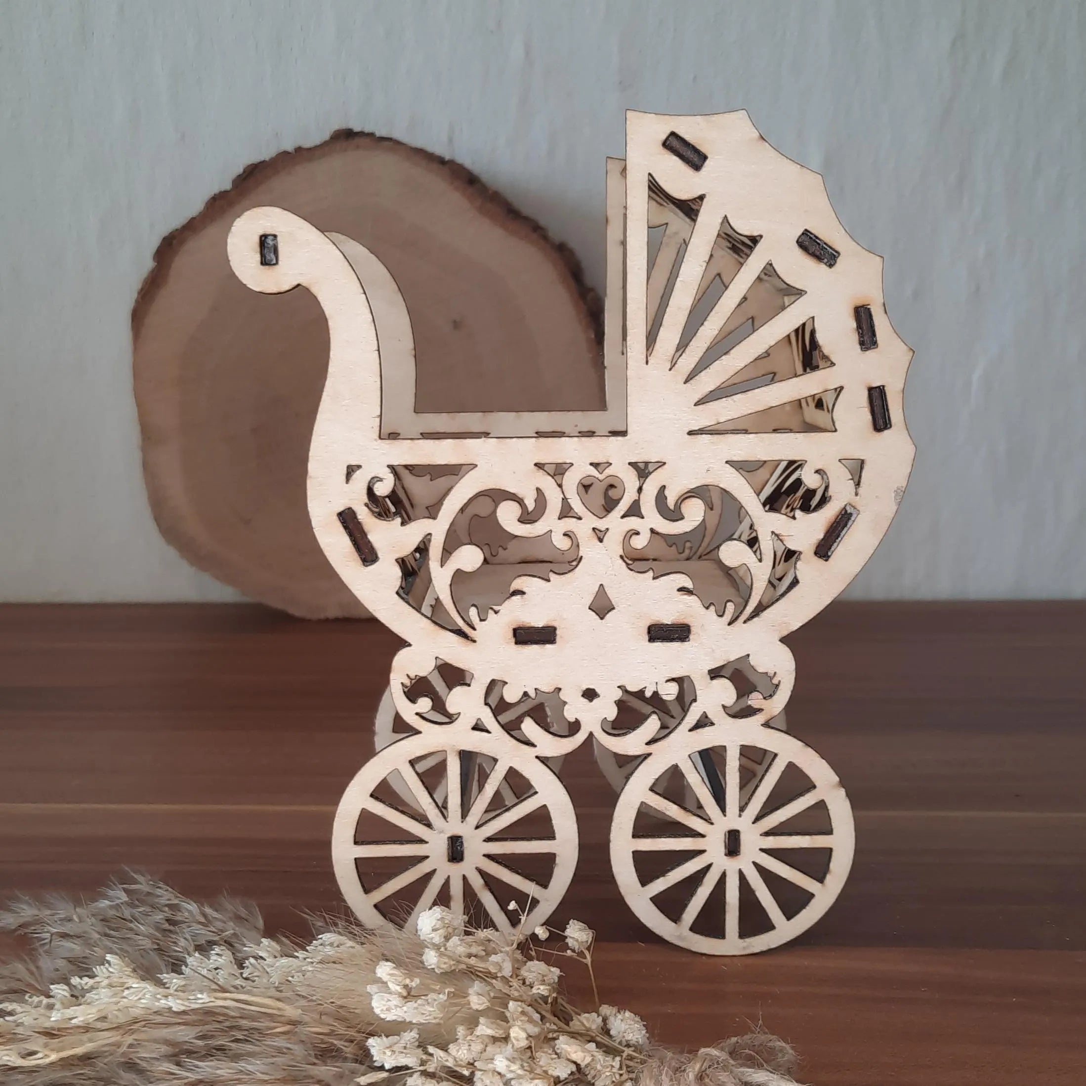 Deko Holzkinderwagen mit Waschlappen & Geschenkanhänger – Geschenk zur Geburt oder Taufe – Baby Deko Holz – Babyshower Geschenk