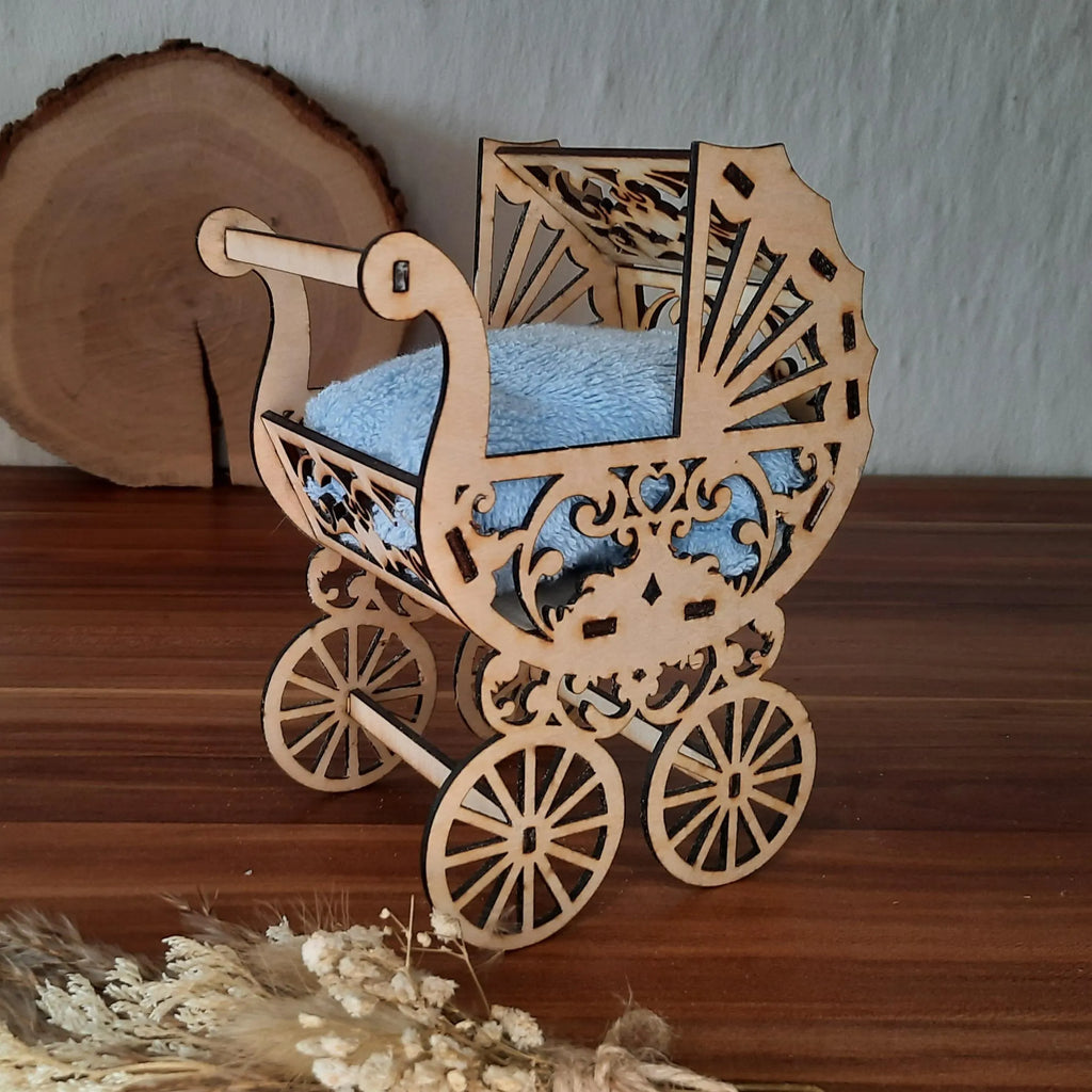 Deko Holzkinderwagen mit Waschlappen & Geschenkanhänger – Geschenk zur Geburt oder Taufe – Baby Deko Holz – Babyshower Geschenk