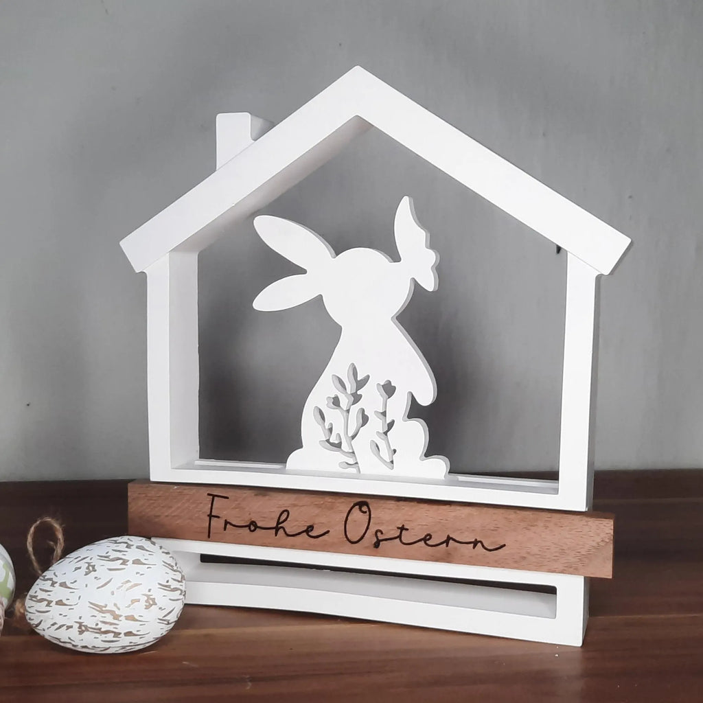 Osterhasen Dekohaus mit Gravur "Frohe Ostern" – Holz Osterdeko – Hasenfigur im Haus – modernes Ostergeschenk – Frühlingsdeko Tisch