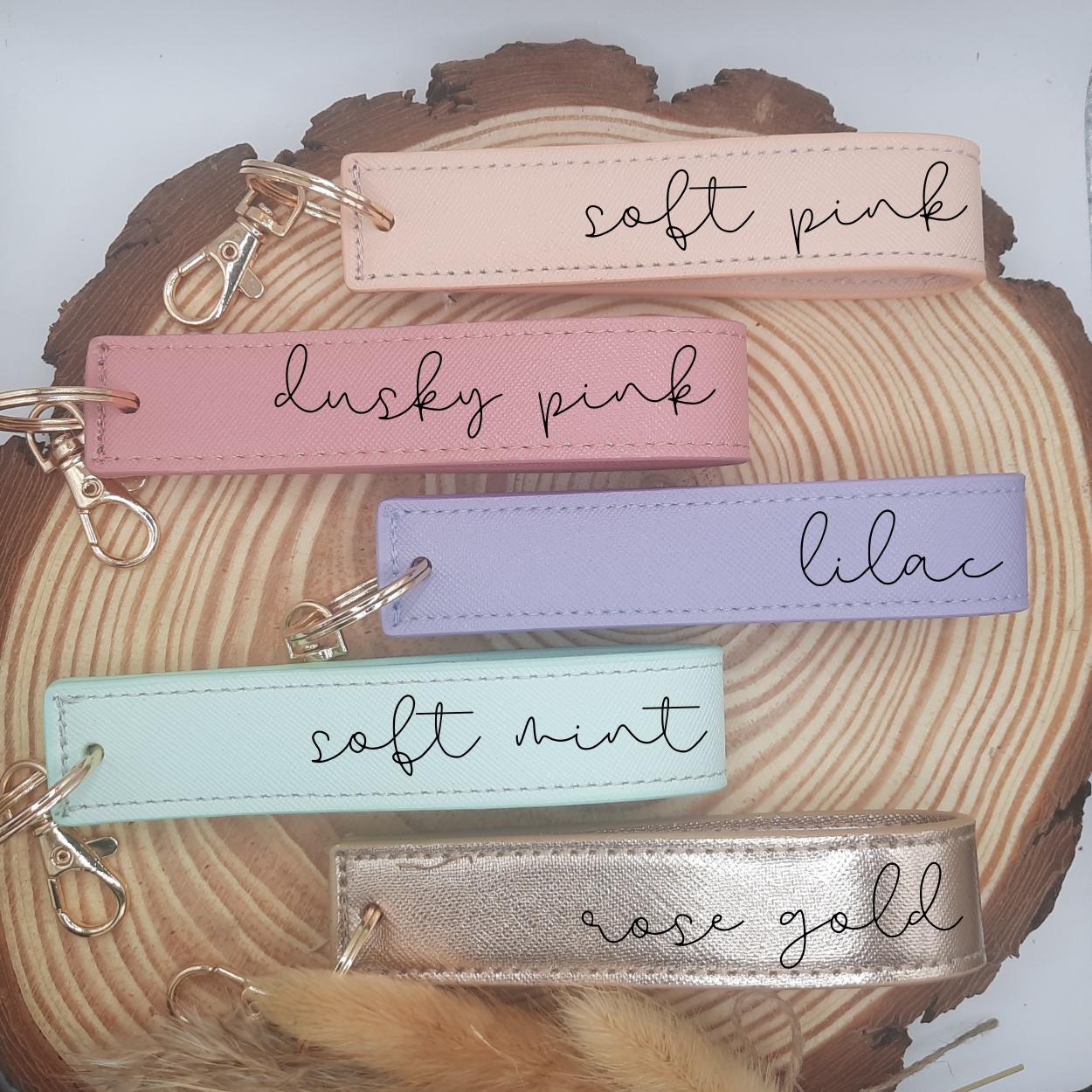 Personalisierter Schlüsselanhänger für Mama und Papa | Geschenk zum Muttertag und Vatertag | Eltern Schlüsselband | Handmade und liebevoll