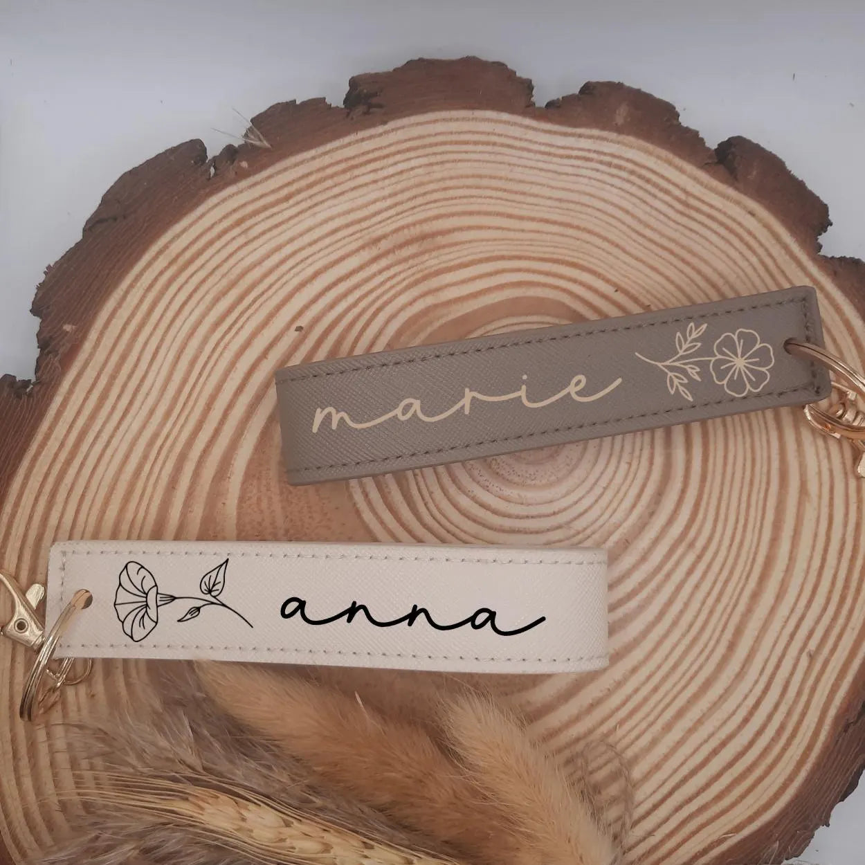 Personalisierter Schlüsselanhänger mit Name & Geburtsblume | Wristlet Keyring | Geschenk für Frauen | Initialen | Handmade