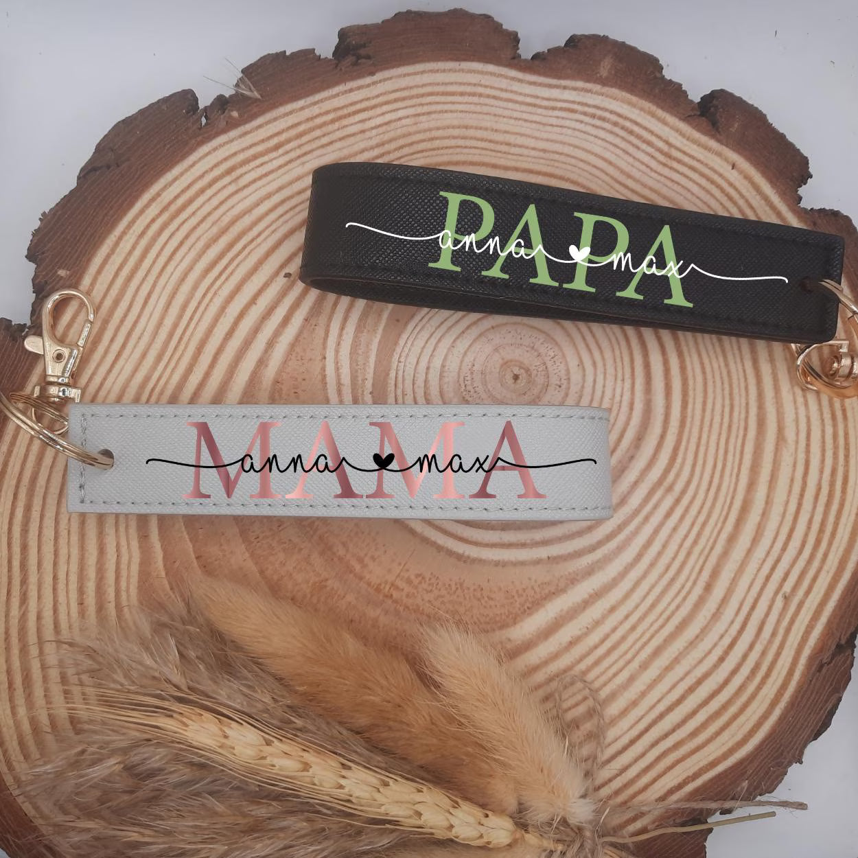 Personalisierter Schlüsselanhänger für Mama und Papa | Geschenk zum Muttertag und Vatertag | Eltern Schlüsselband | Handmade und liebevoll